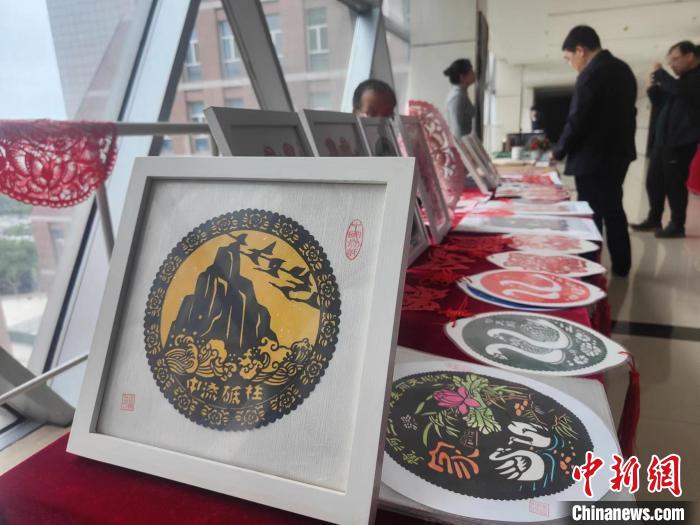 图为新闻发布会现场展示的剪纸等产品。　杨大勇 摄