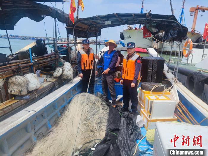 福建漳州海警2小时查获3起禁渔期非法捕捞水产品案