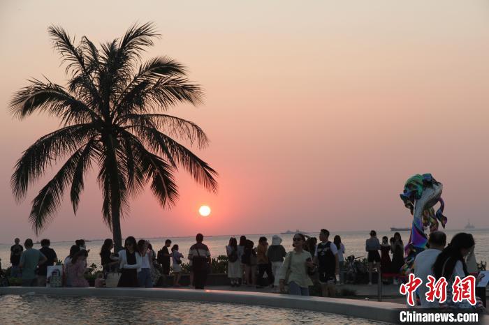 立夏时节琼岛酷热难耐市民游客青睐海岛浪漫夜生活