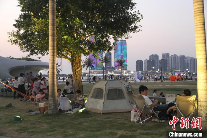 “立夏”时节，市民游客在海口湾户外草坪露营纳凉。　张月和 摄