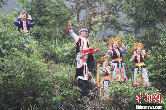 花瑶族人在山头唱起了山歌。　杨华峰 摄