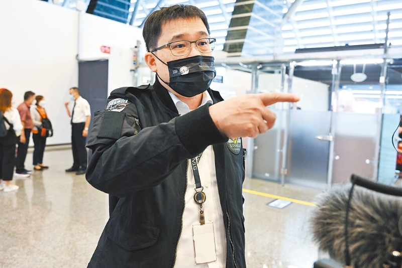 台湾星宇航空董事长张国炜亲自驾驶飞机返台，他在机场表示，对旅客真的很不好意思。（图源：台湾“中时新闻网”）