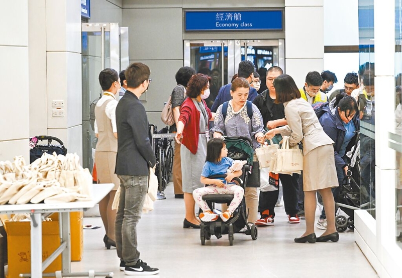 台湾星宇航空班机延误导致旅客6日晚间滞留夜宿东京成田机场，首批自日本返台旅客在7日下午抵达桃园机场，地勤人员送给每名乘客凤梨酥。（图源：台湾“中时新闻网”）