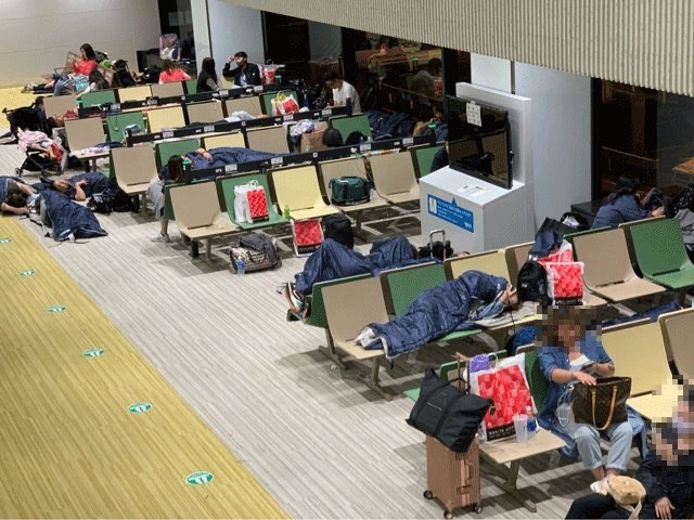 台湾星宇航空班机因延误过机场宵禁时间无法起飞，乘客滞留机场候机室过夜。（图源：台湾《经济日报》）