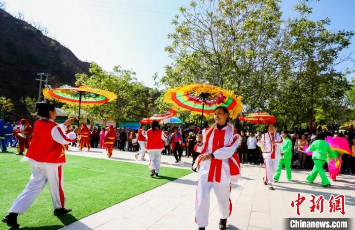 中国·石楼第四届槐花节期间，推出“秘境之旅”槐林游园、民俗文化演出等系列特色文旅活动。　高瑞峰 摄