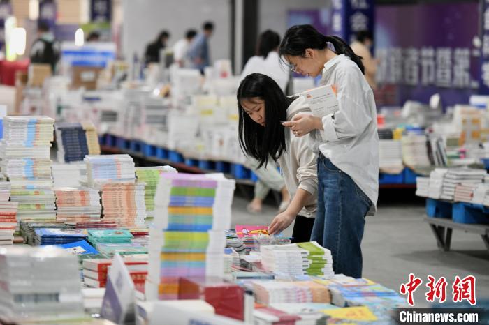 读者节吸引许多市民前来购书。　王东明 摄