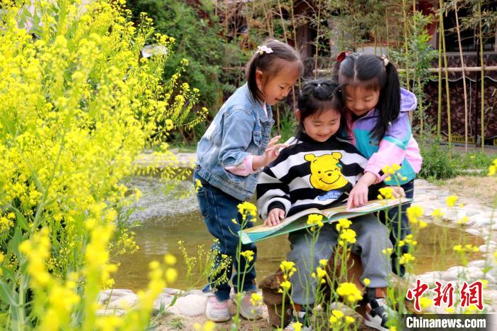 山东多地读书日“飘书香”全民阅读渐成风尚
