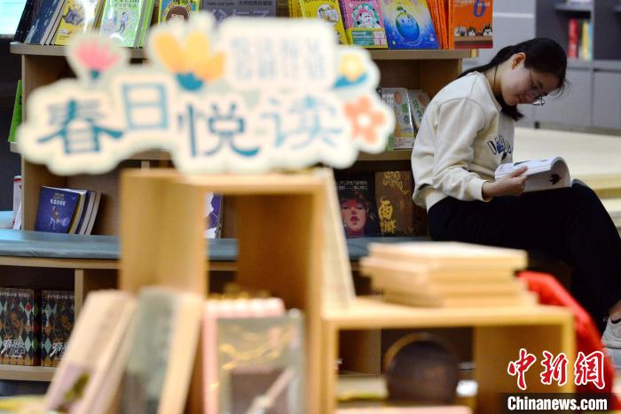 图为市民在福州安泰新华书店阅读。　张斌 摄