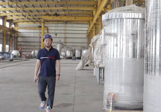 汪光典在不銹鋼罐體生産車間。　張傳明 攝