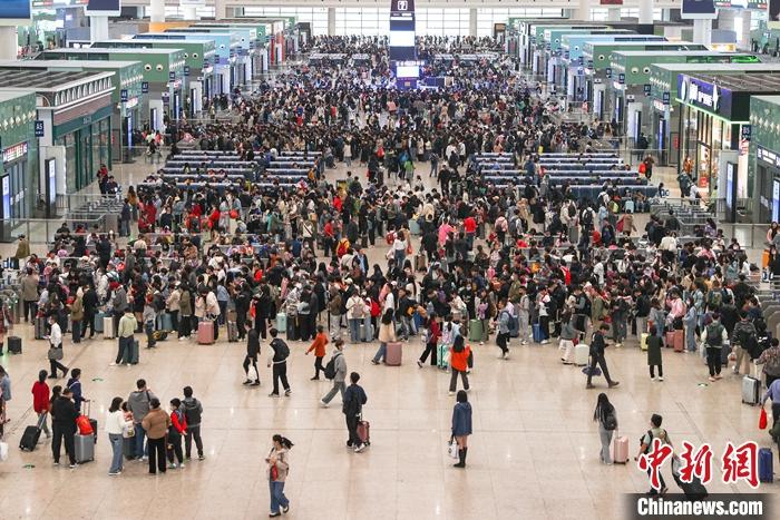 图为4月29日，旅客在江西南昌西站的候车大厅内候车。 中新社记者 刘力鑫 摄
