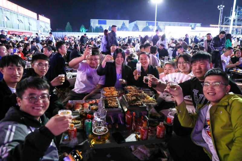4月29日，游客在淄博市一家烧烤城吃烧烤。新华社发 朱伟 摄