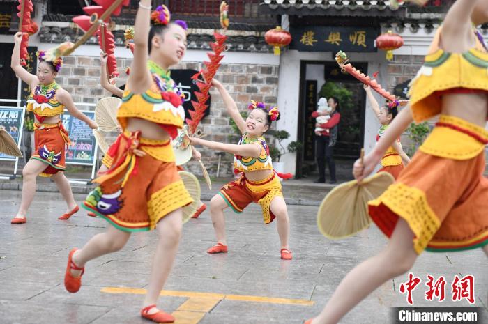 湖南沅陵儿童玩“旱龙船”传承千年民俗