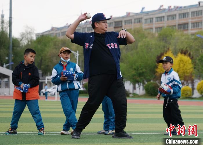 台湾棒球教练西宁校园培养“棒少年”