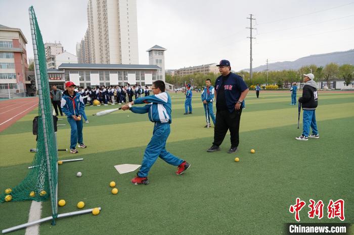 图为台湾棒球教练刘兴鸿带领小棒球手们进行击球训练。　马铭言 摄