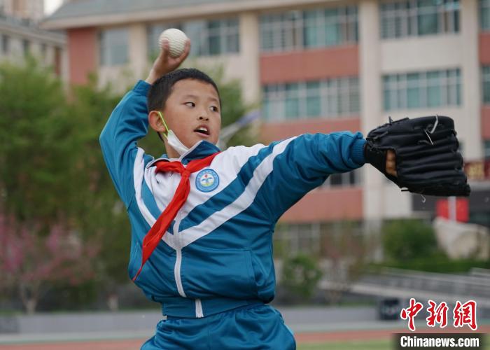 图为小棒球手进行掷球训练。　马铭言 摄