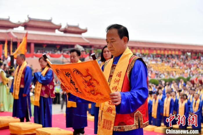 图为湄洲妈祖祖庙董事会董事长林金赞读祈告文。　吕明 摄
