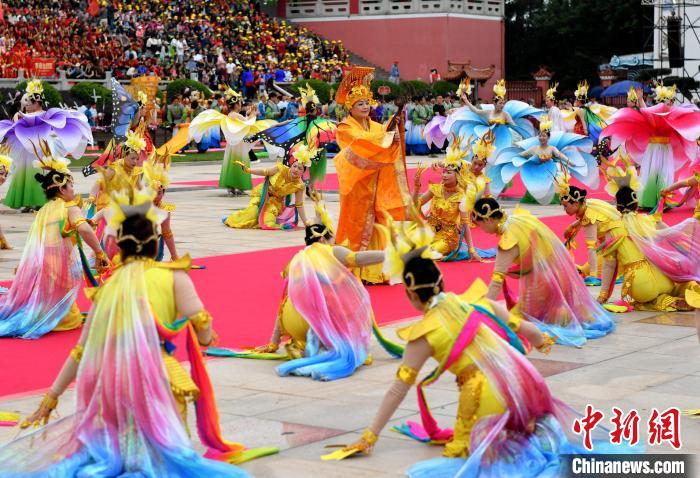 图为春祭大典前的热场表演。　吕明 摄