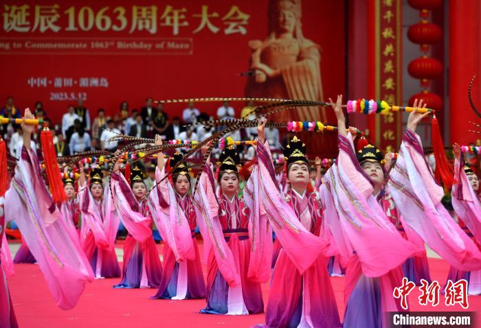 图为身着汉服的少男少女翩翩跳起八佾舞。　吕明 摄