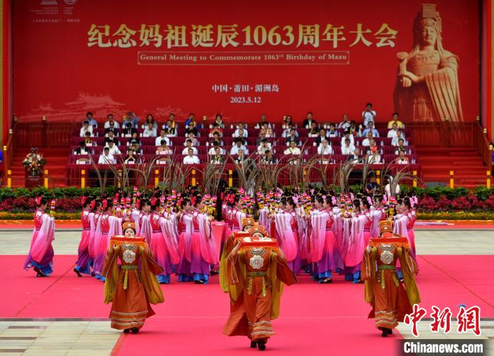 图为身着汉服的少男少女翩翩跳起八佾舞。　吕明 摄