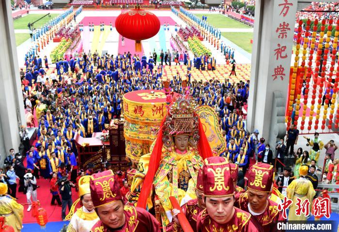 图为信众恭送妈祖金身回銮。　吕明 摄