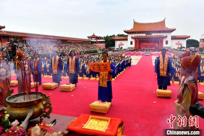 图为：癸卯年纪念妈祖诞辰1063周年大会暨春祭大典在福建莆田湄洲岛举行。　吕明 摄