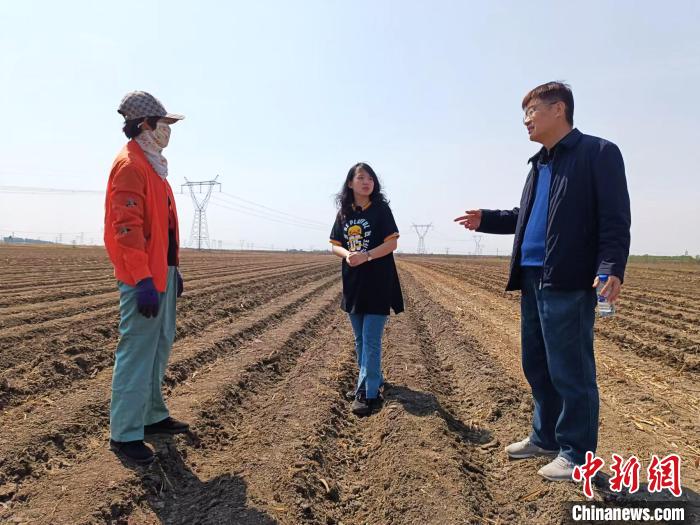 吉林省天气效率中间使命职员在田间教育农人春耕。　贾春鹤 摄