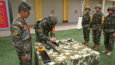 8.参赛官兵正在进行无光条件下两种武器的分解结合