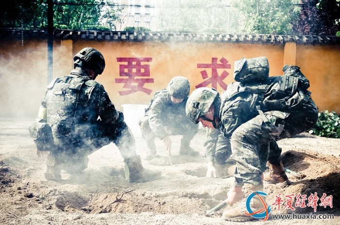 5.参赛官兵正在进行野炊灶的构筑_副本