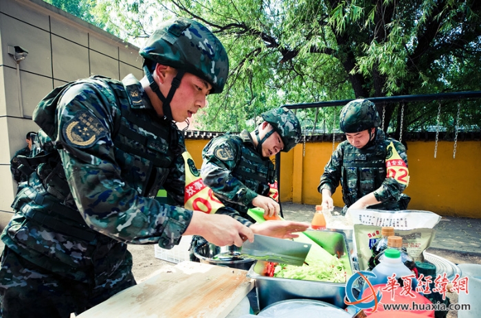 6.参赛官兵正在进行食材准备_副本
