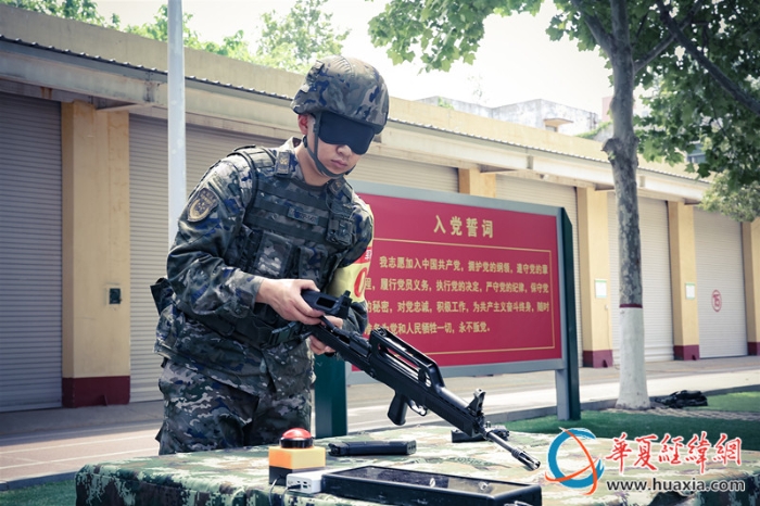 9.参赛官兵正在进行无光条件下两种武器的分解结合_副本