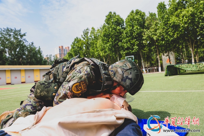 10.参赛官兵正在进行人工呼吸_副本