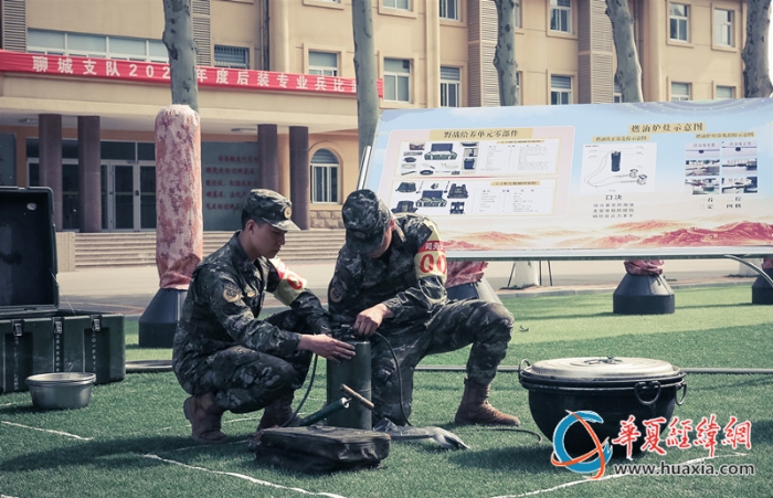 14.参赛官兵正在进行炊事装备器材操作使用示范教学_副本