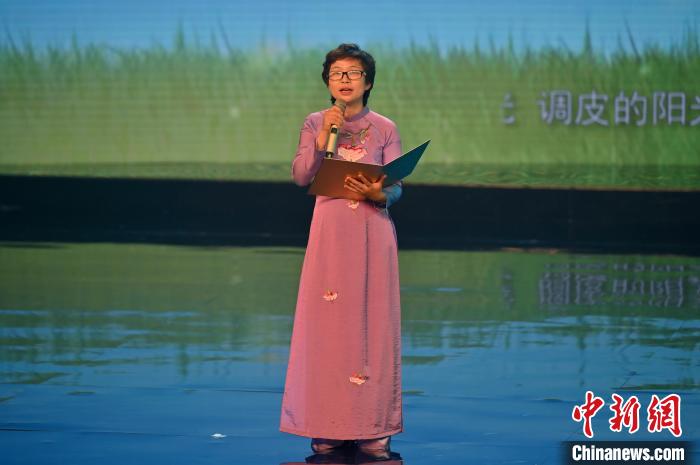 图为越南籍诗人阮氏梅娟在南宁国际诗歌周活动上朗诵自己创作的诗歌《不下雨的星期天》。　俞靖 摄