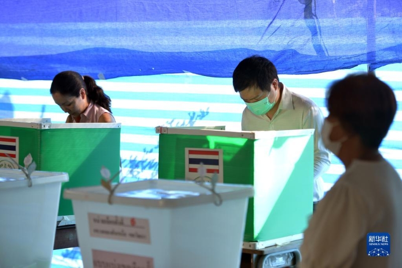 5月14日，人们在泰国曼谷一处投票站投票。（图源：新华网）