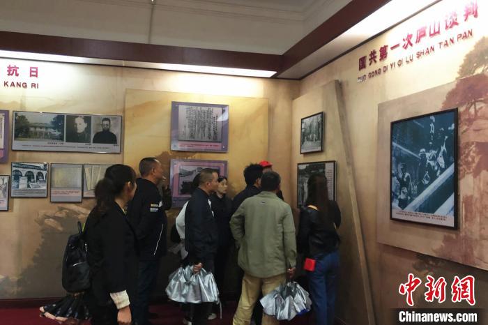 图为游客在庐山抗战博物馆内参观。　吴鹏泉 摄