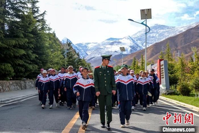 武警西藏总队某部举行兵营凋谢日行动