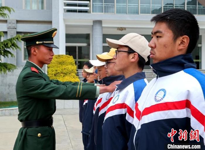图为学生在武警官兵的指导下，进行军姿练习。　杨忠玮 　摄