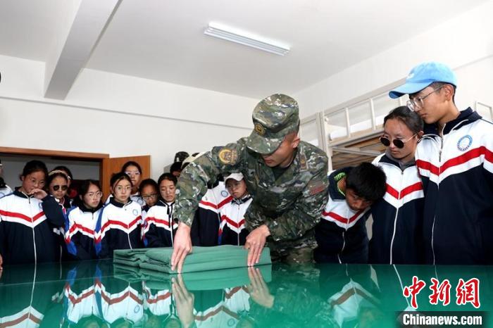 图为学生们学习叠“豆腐块”。　杨忠玮 　摄