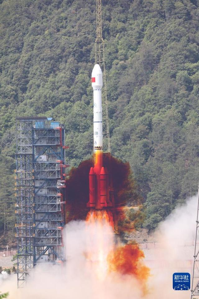 5月17日10时49分，我国在西昌卫星发射中心用长征三号乙运载火箭，成功发射第56颗北斗导航卫星。新华社发（朱磊 摄）
