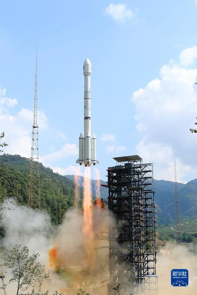 5月17日10时49分，我国在西昌卫星发射中心用长征三号乙运载火箭，成功发射第56颗北斗导航卫星。新华社发（杨志远 摄）