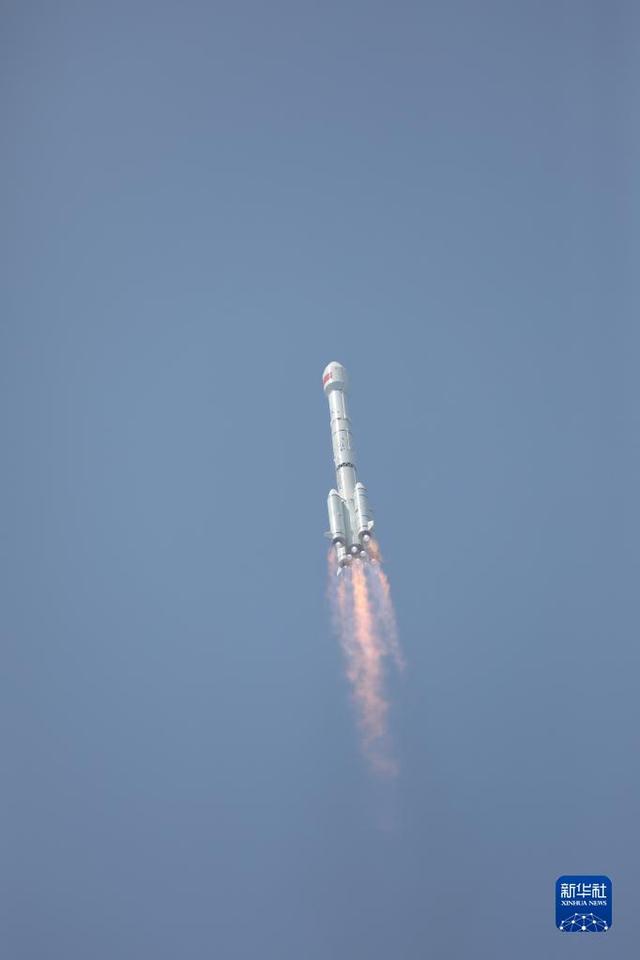 5月17日10时49分，我国在西昌卫星发射中心用长征三号乙运载火箭，成功发射第56颗北斗导航卫星。新华社发（朱磊 摄）