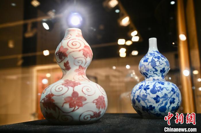 清康熙的釉裏紅福祿連綿葫蘆瓶(左)、清雍正的青花福祿連綿葫蘆瓶。　李志華 攝