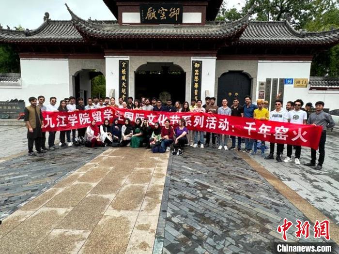 60名在华留学生赴“千年瓷都”江西景德镇体验陶瓷文化
