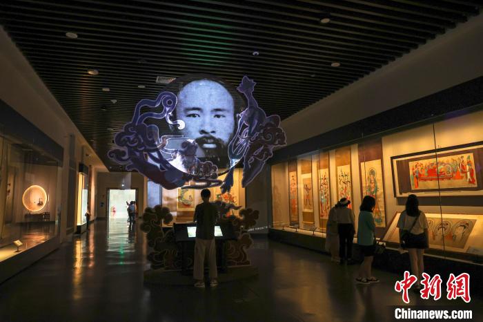 图为观众在欣赏张大千临摹的敦煌壁画画作。　刘力鑫 摄