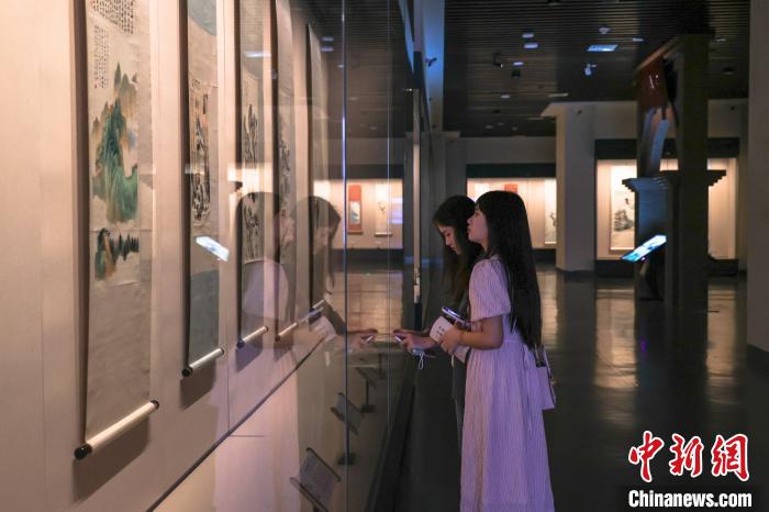 图为观众在欣赏张大千的山水画作。　刘力鑫 摄