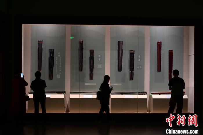 图为观众在观看展览。　于海洋 摄