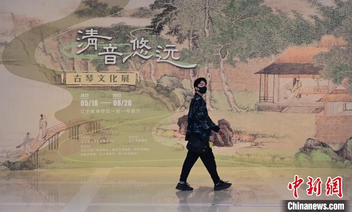 图为观众从背景板前经过。　于海洋 摄
