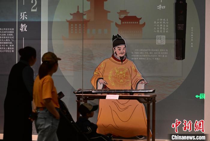 图为观众在观看展览。　于海洋 摄
