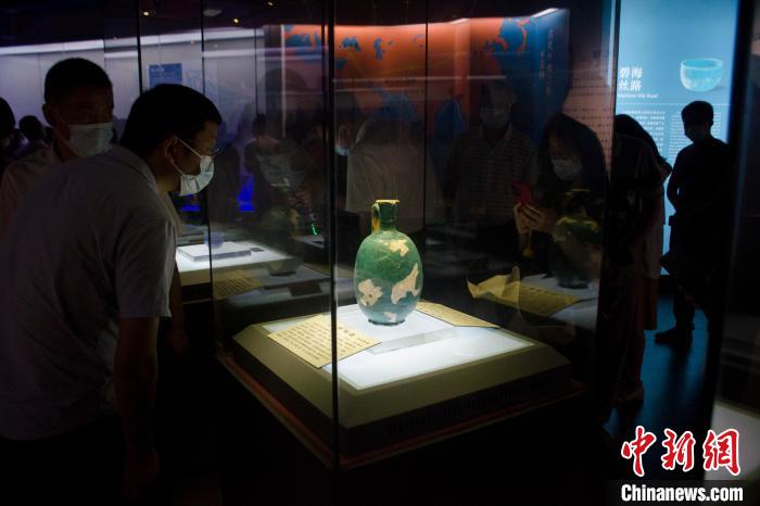 图为游客参观波斯陶壶，该壶被视为合浦汉代文化博物馆的“镇馆之宝”。　翟李强 摄