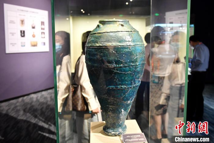 图为福建博物院收藏的五代孔雀蓝釉陶瓶。　吕明 摄